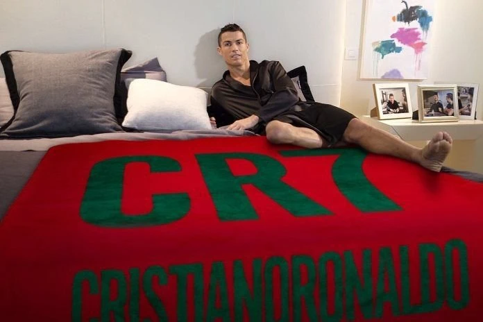cristiano-ronaldo-in-bed-696x464.jpg