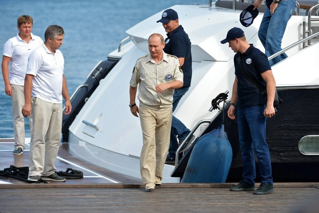 putin-yacht-ap.jpg