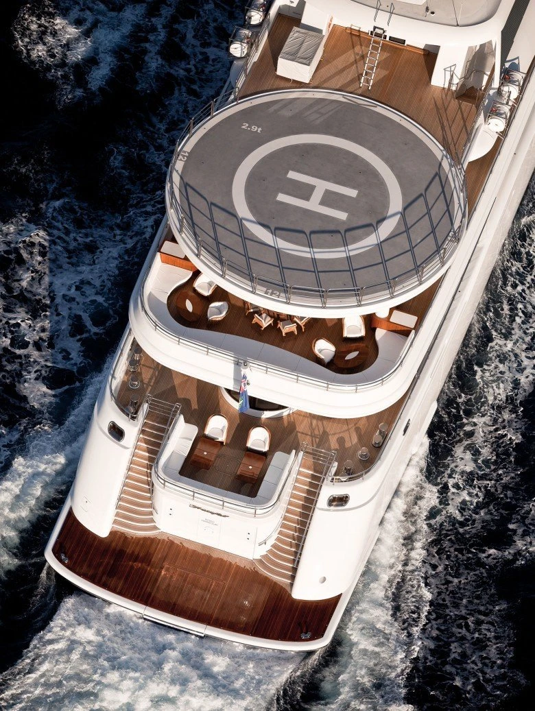 yacht-putin-helipad.jpg