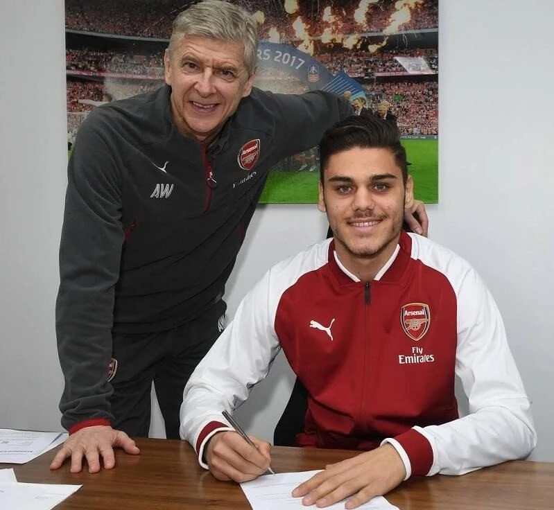 Στα αριστερά ο Αρσέν Βενγκέρ μαζί με τον Ντίνο Μαυροπάνο την ώρα των υπογραφών