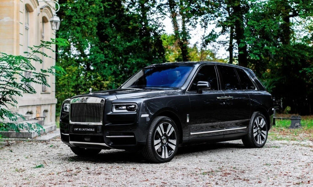 211125172349-rolls-royce-cullinan-lagerfeld-1.jpg