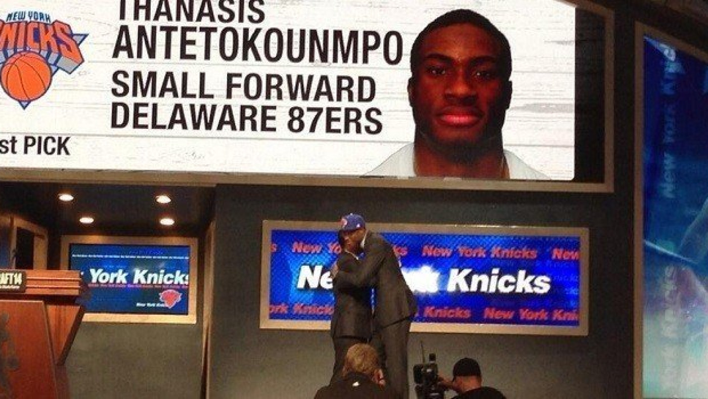 Στους Νικς ο Αντετοκούνμπο (videos)