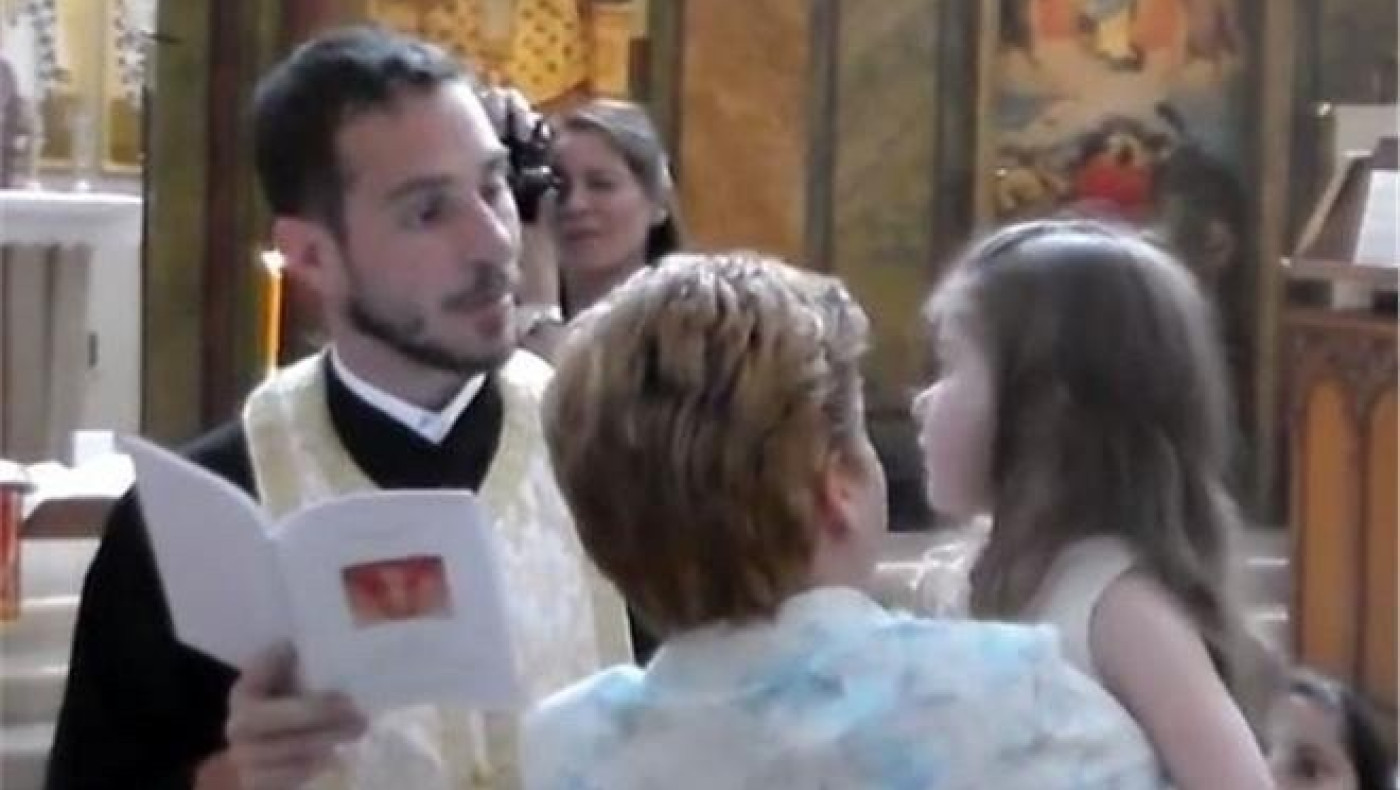 Ο παπάς που... "σαρώνει" στο διαδίκτυο (βίντεο) 