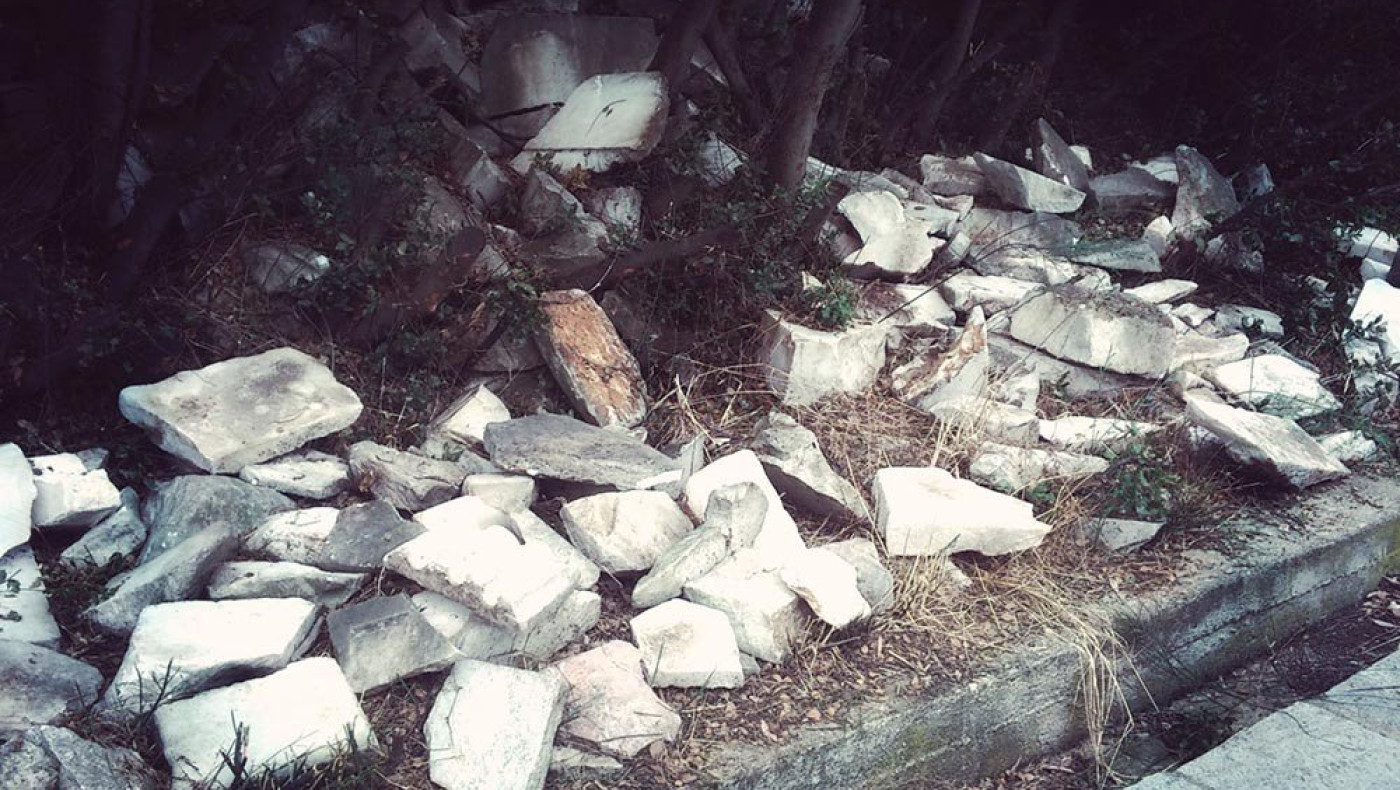 Βεβήλωσαν το εβραϊκό νεκροταφείο