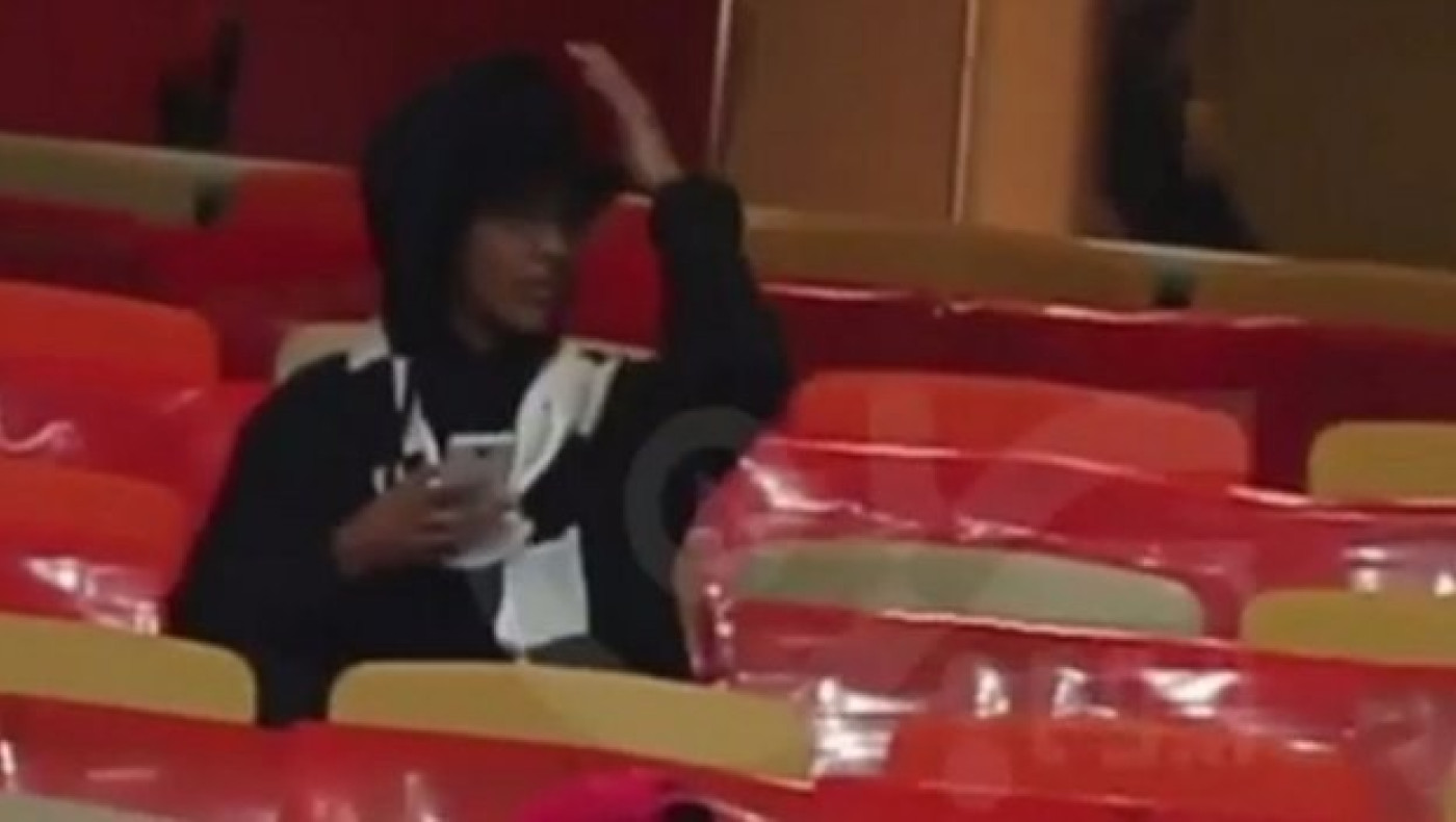 Μεταμφιέστηκε για να δει ματς και τη συνέλαβαν! (VIDEO)