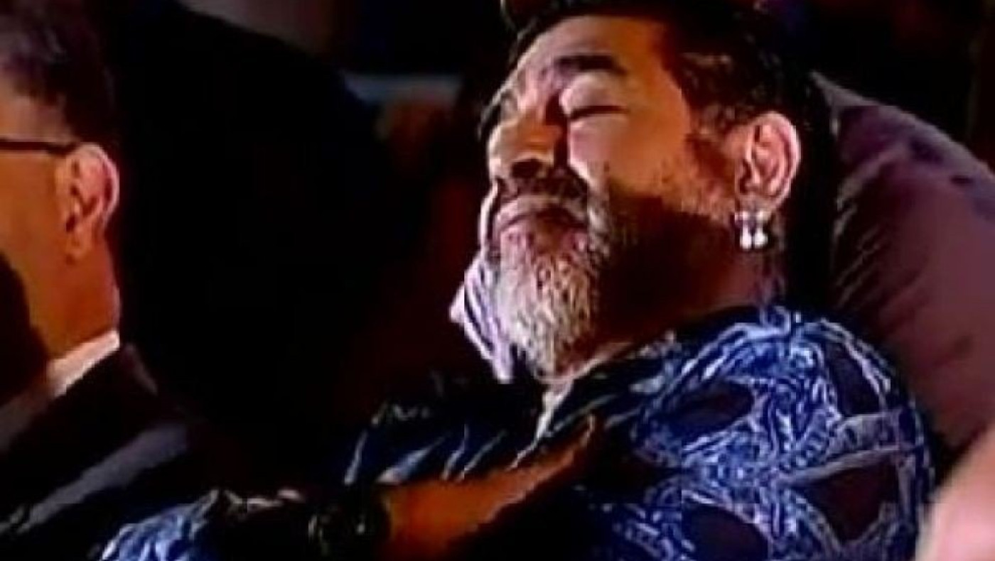 Ο Μαραντόνα κοιμήθηκε στην ομιλία του προέδρου της Βενεζουέλας! (VIDEO)