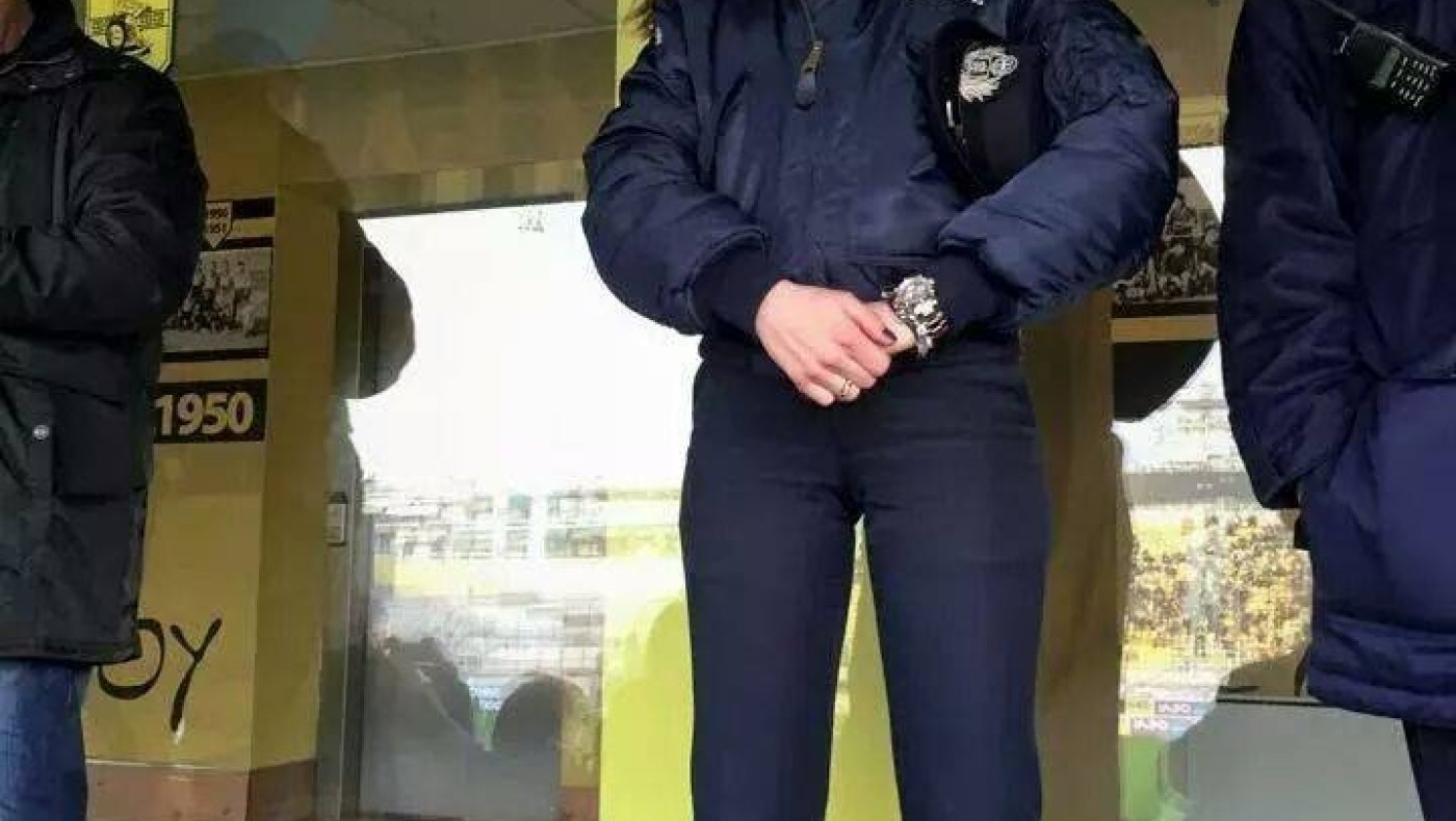 Η κουκλάρα - αστυνομικός που άφησε με ανοιχτό στόμα το «Βικελίδης»