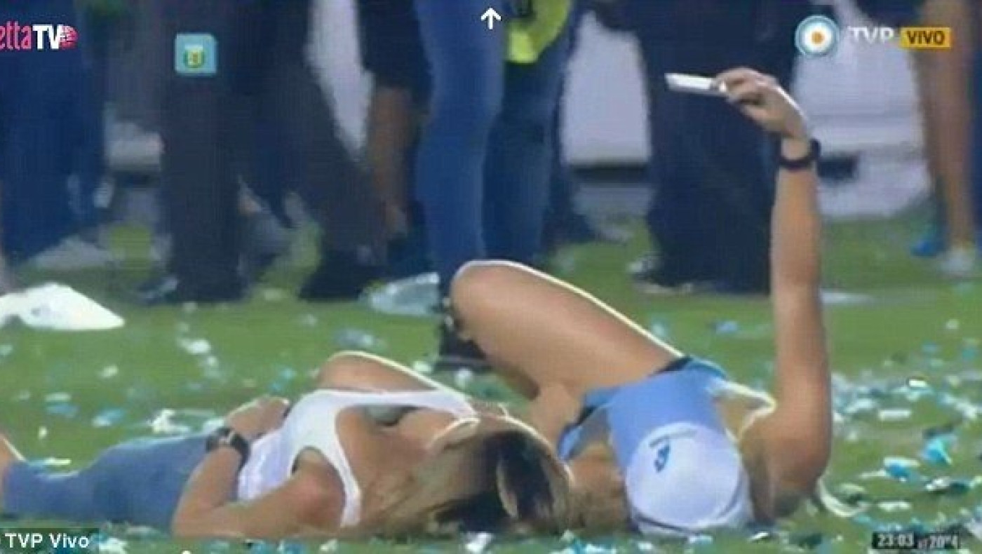 Κόλαζουν και... Άγιο οι θυγατέρες του προέδρου της Ράσινγκ (pics)