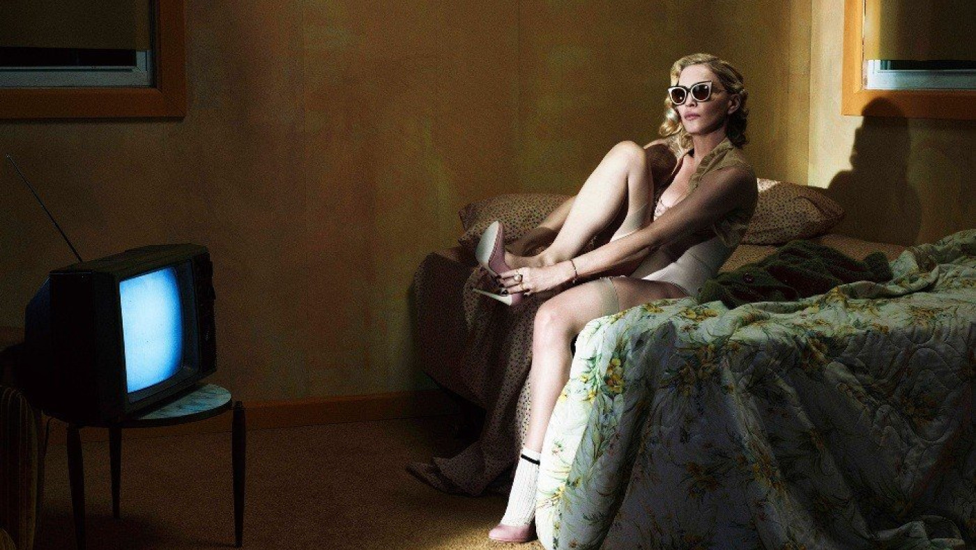 Η εκρηκτική Μαντόνα φωτογραφίζεται γυμνή και προκαλεί (PICS)