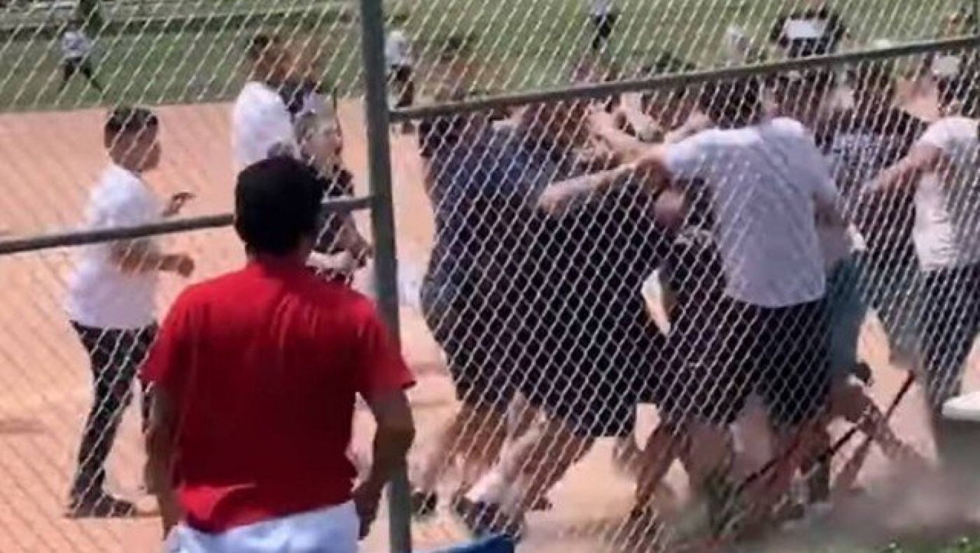 Τρελό ξύλο γονέων σε αγώνα σχολικού πρωταθλήματος (video)