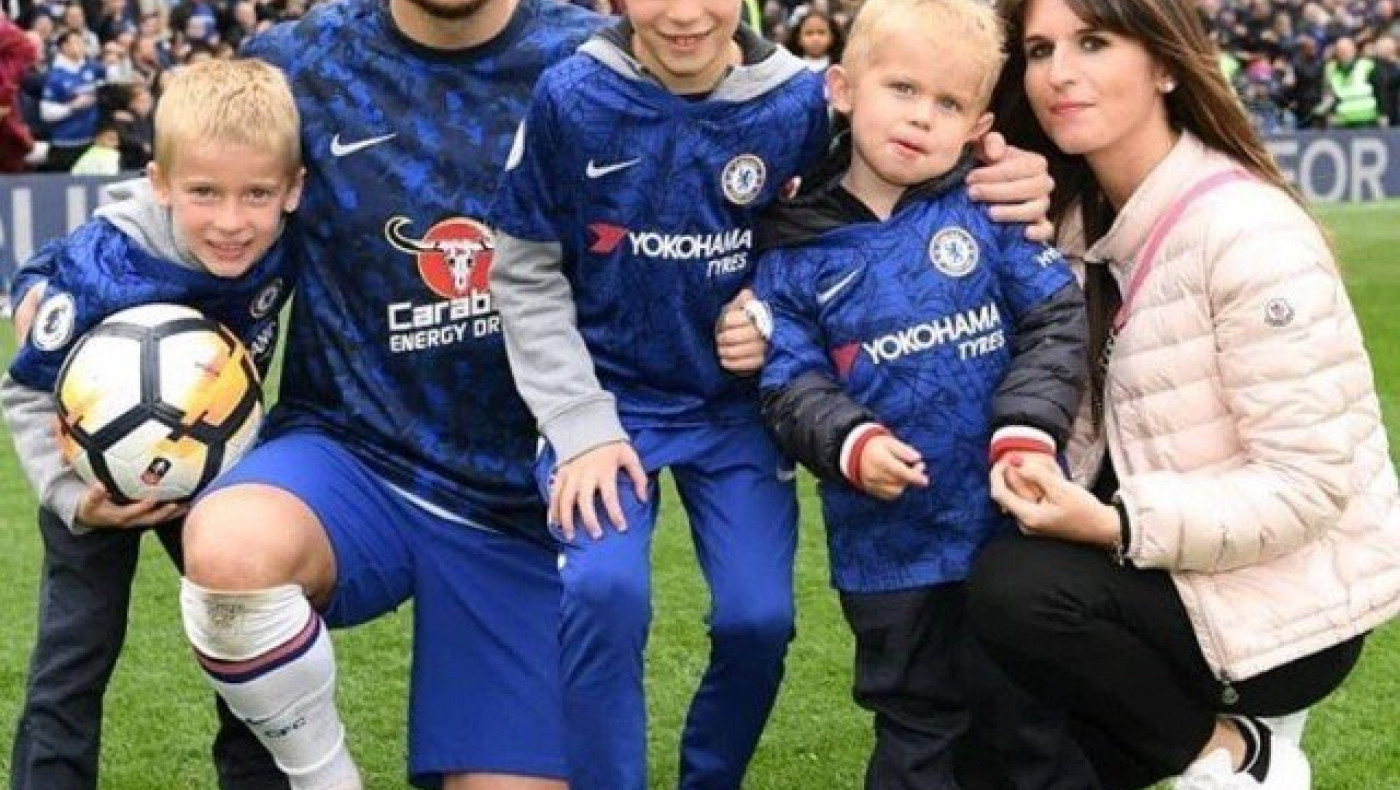 Τέταρτος γιος ενόψει για τον                        Αζάρ