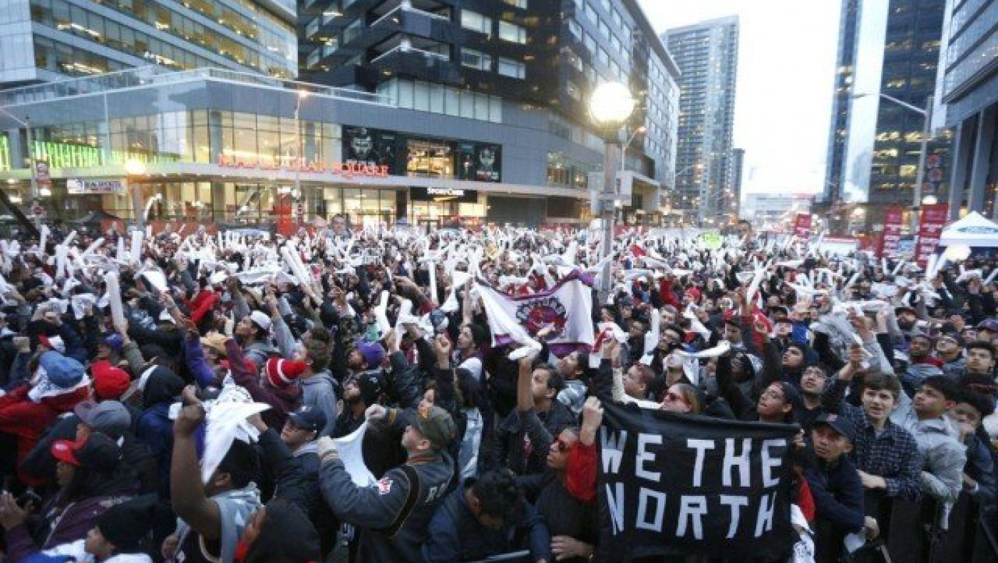 Ντελίριο στο Τορόντο: Κατασκήνωσαν για μία θέση στο Jurassic Park!