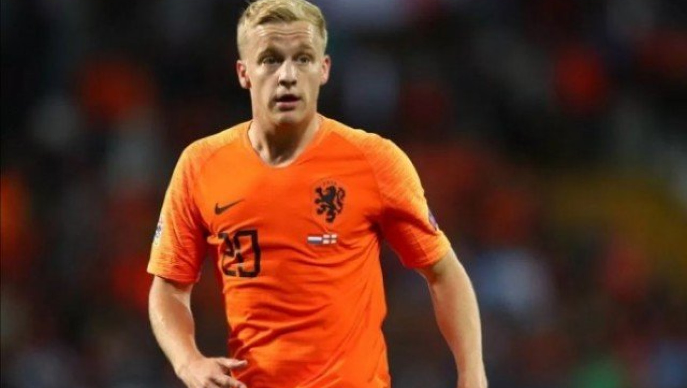 Γιουνάιτεντ και Τότεναμ κοιτάζουν        Φαν Ντε Μπέεκ