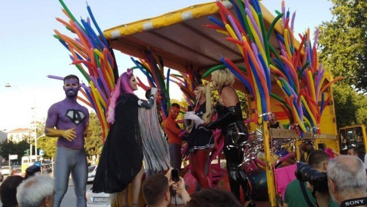 Άρχισε     η πολύχρωμη παρέλαση του 8ου Thessaloniki Pride (pics)