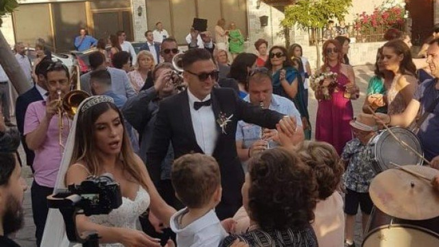 Με Παντελίδη και συνθήματα για Άρη η είσοδος του ζεύγους Δεληζήση (vid