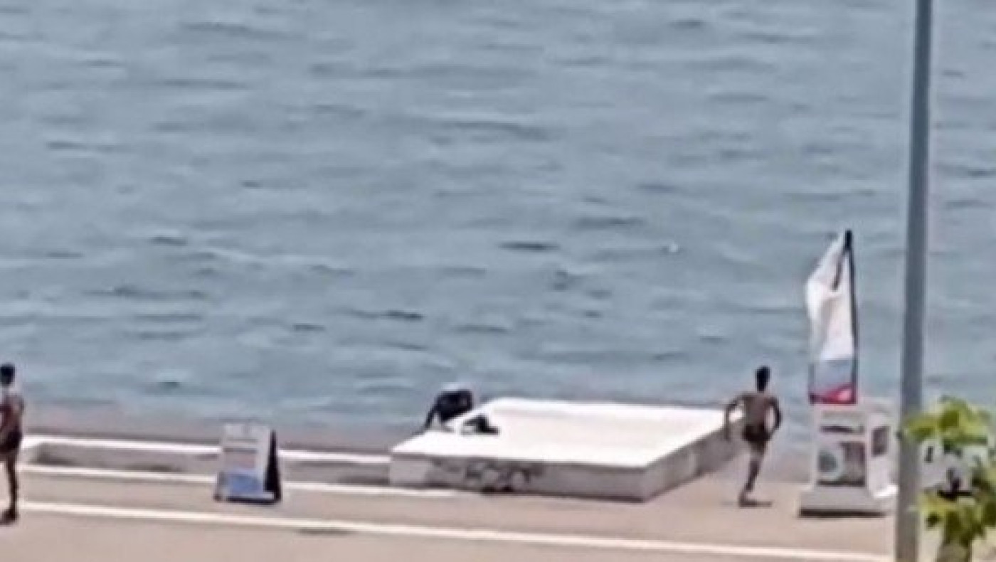 Βουτιά στο Θερμαϊκό, μπροστά στο              Λευκό Πύργο (vid)