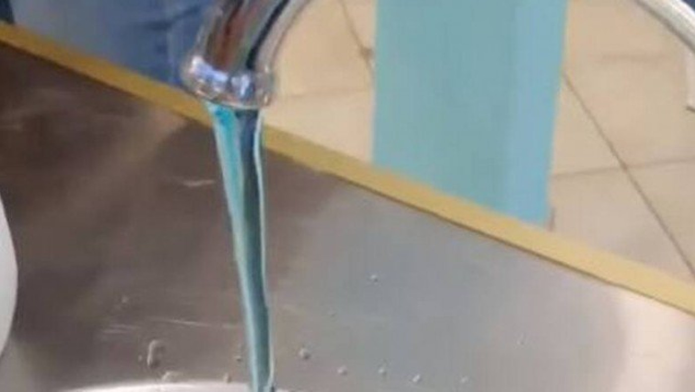 Θεσσαλονίκη: Μπλε νερό έτρεχε από βρύσες στον Εύοσμο (ΒΙΝΤΕΟ)