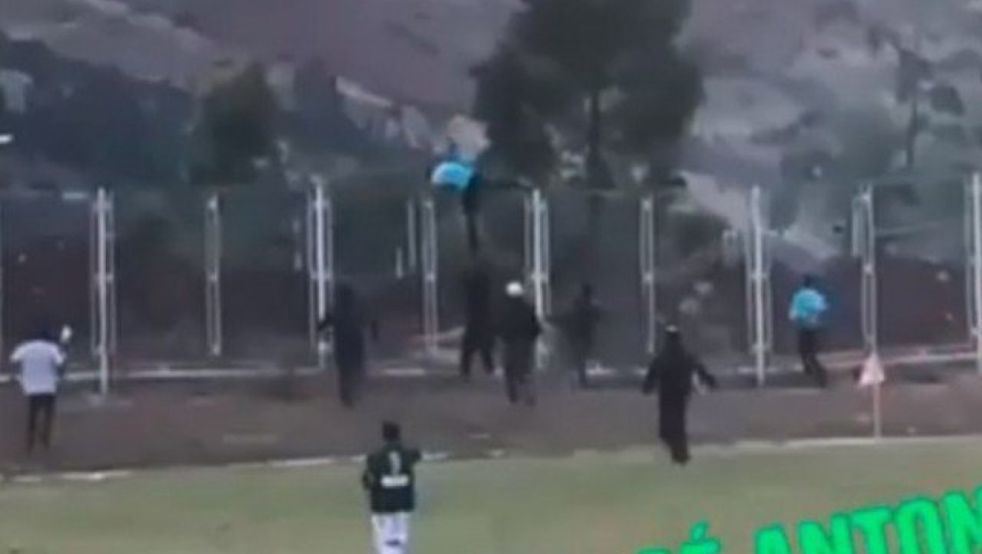 Διαιτητής σκαρφάλωσε σε κάγκελα για να γλιτώσει από τους παίκτες (vid)