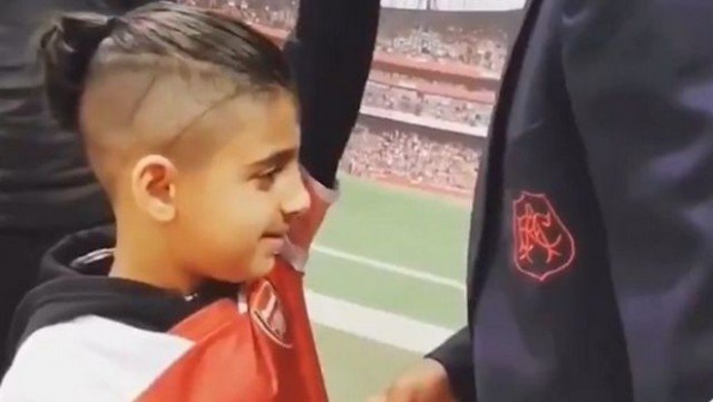 Τυφλό παιδάκι συναντά τον           Λακαζέτ! (ΒΙΝΤΕΟ)