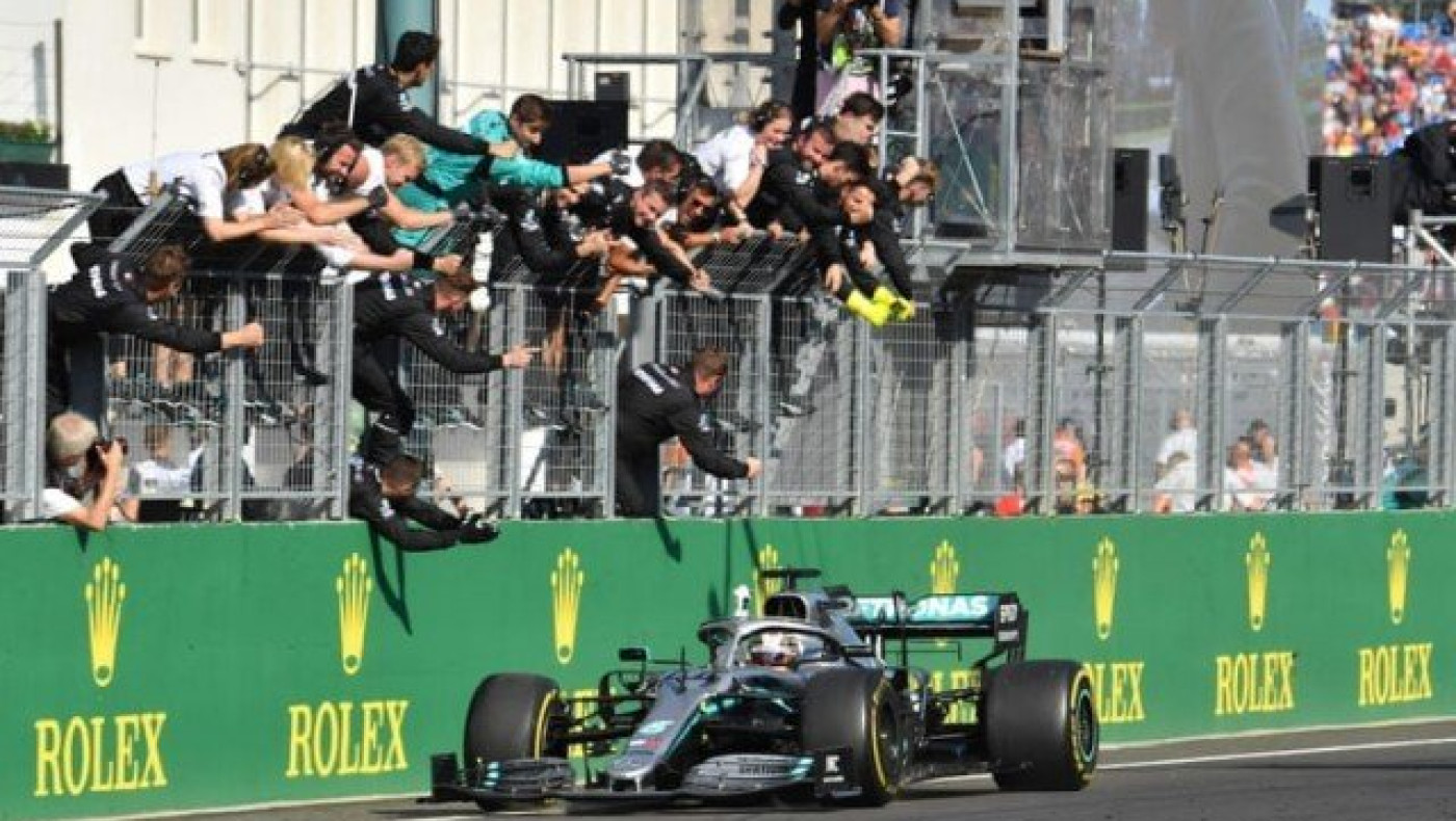 Εκκωφαντική νίκη                  του Χάμιλτον στην Ουγγαρία!