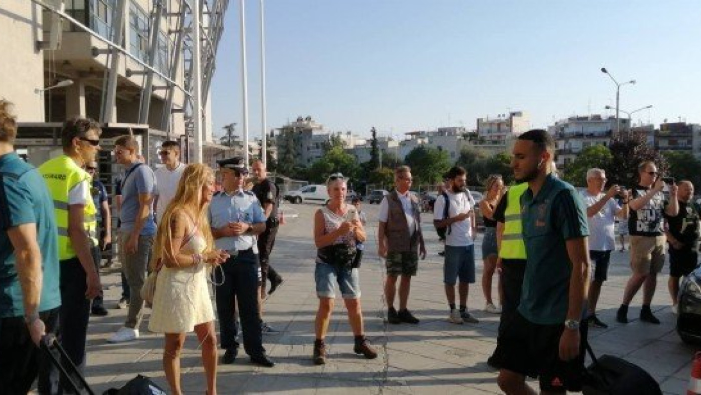 Υποδοχή της αποστολής του Άγιαξ από οπαδούς τους στην Τούμπα(pics/vid)