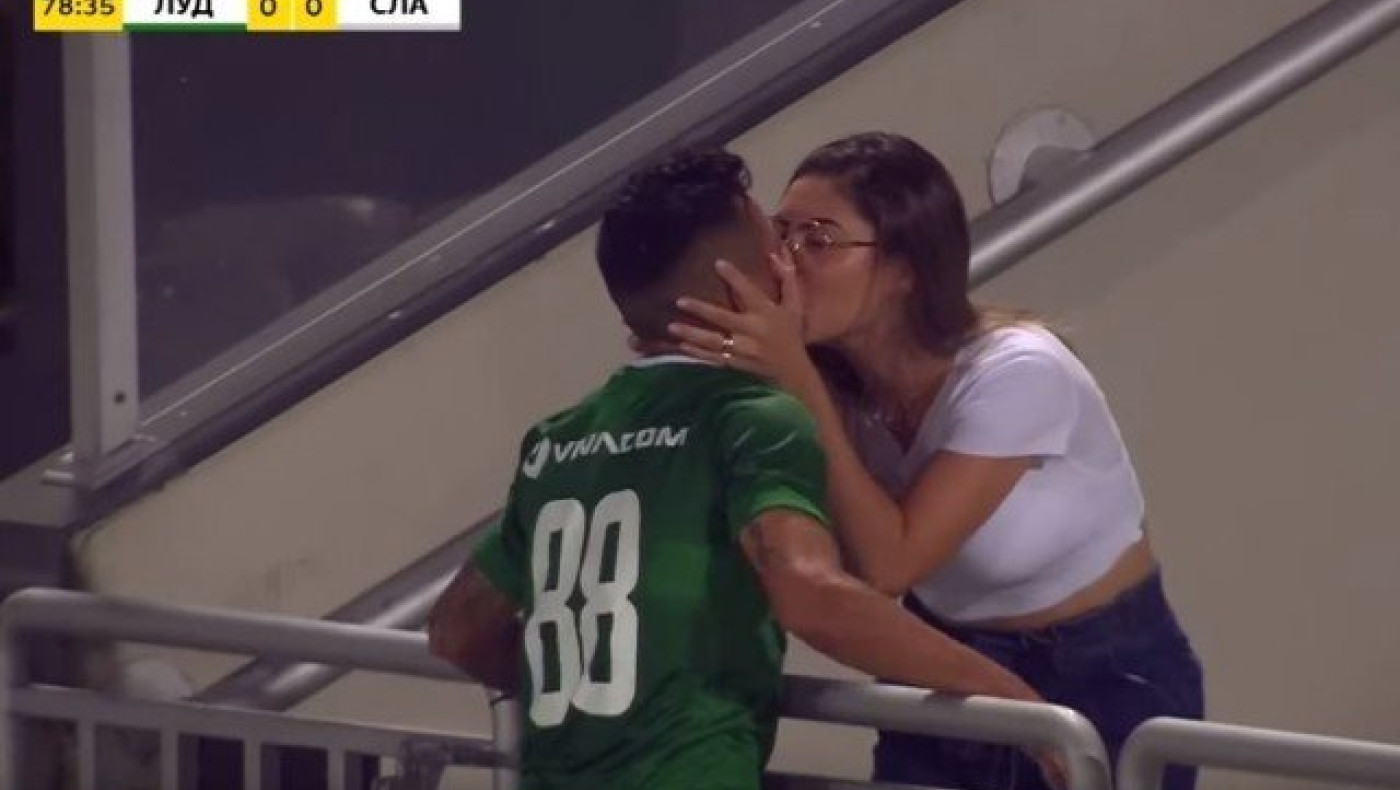 ΤΡΕΛΑ: Φιλούσε την κοπέλα του πανηγυρίζοντας γκολ που… ακυρώθηκε (vid)