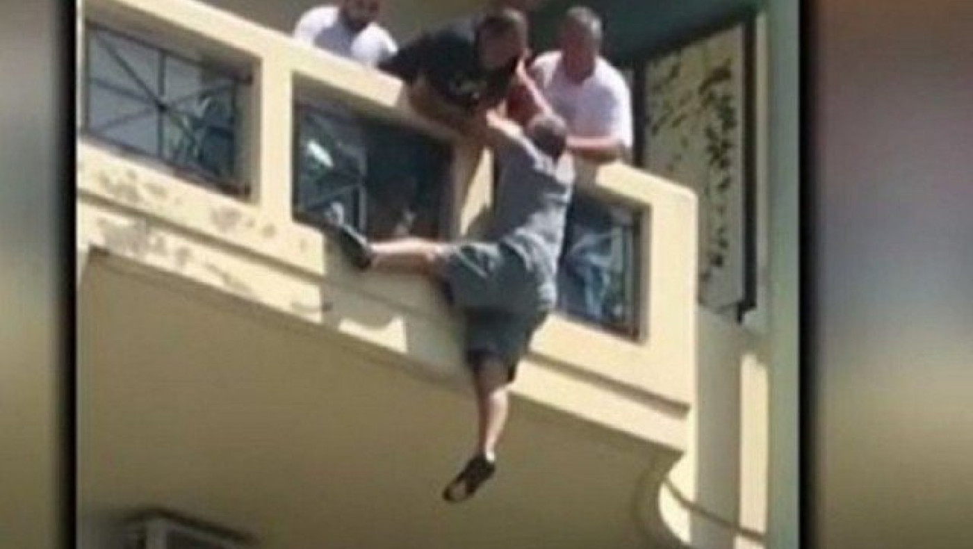 Ξάνθη: Λοχίας έσωσε άνδρα που κρεμόταν από μπαλκόνι (ΒΙΝΤΕΟ)