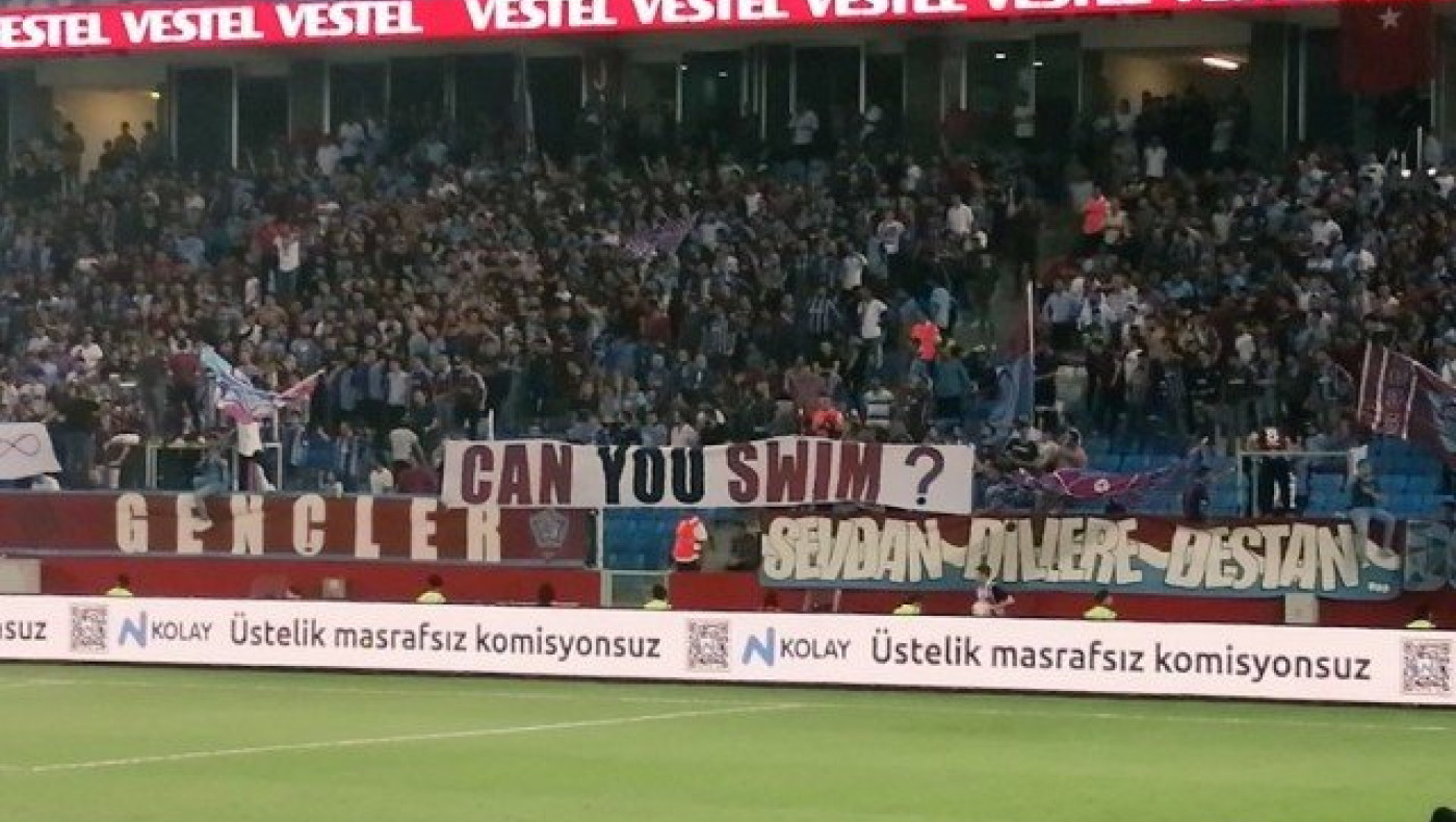 Οργή για το εμετικό πανό Τούρκων με φόντο την  Μικρασιατική Καταστροφή