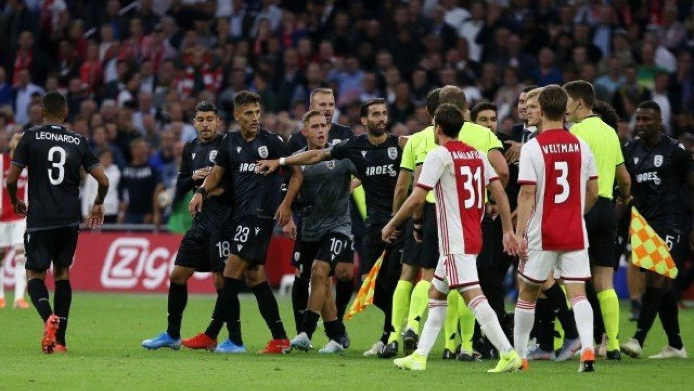 Όλος ο πάγκος του ΠΑΟΚ μπούκαρε για να διαμαρτυρηθεί στον Πόουσον