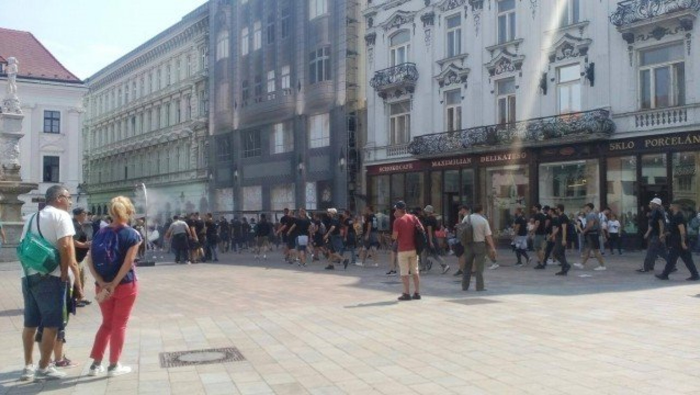 Πορεία οπαδών του ΠΑΟΚ στην κεντρική πλατεία της Μπρατισλάβα (vids)