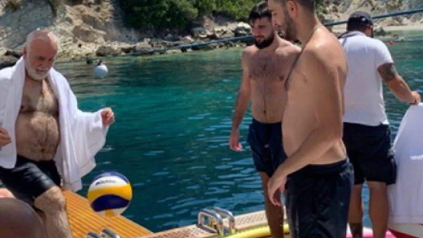 Μαγεύει με την μπάλα πάνω σε σκάφος ο Ιβάν Σαββίδης (vids)