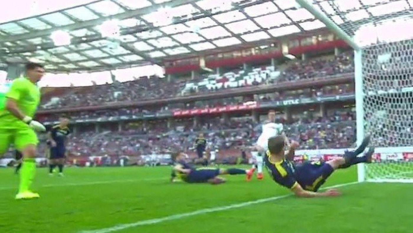 ΕΠΙΚΗ απόκρουση αμυντικού πάνω στη γραμμή στη   Ρωσία! (ΒΙΝΤΕΟ)