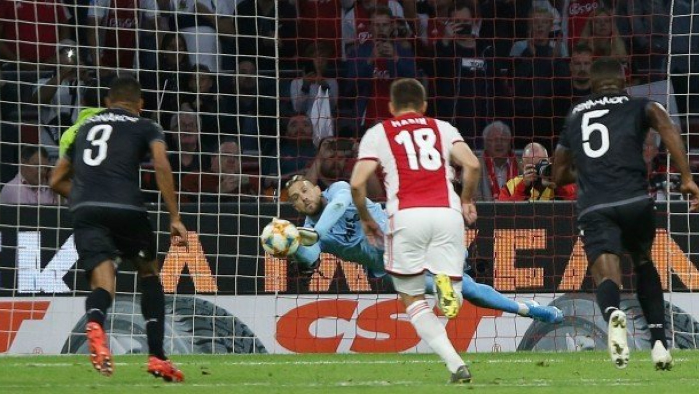 Η απίθανη απόκρουση του Πασχαλάκη στο πέναλτι του Άγιαξ! (ΒΙΝΤΕΟ)