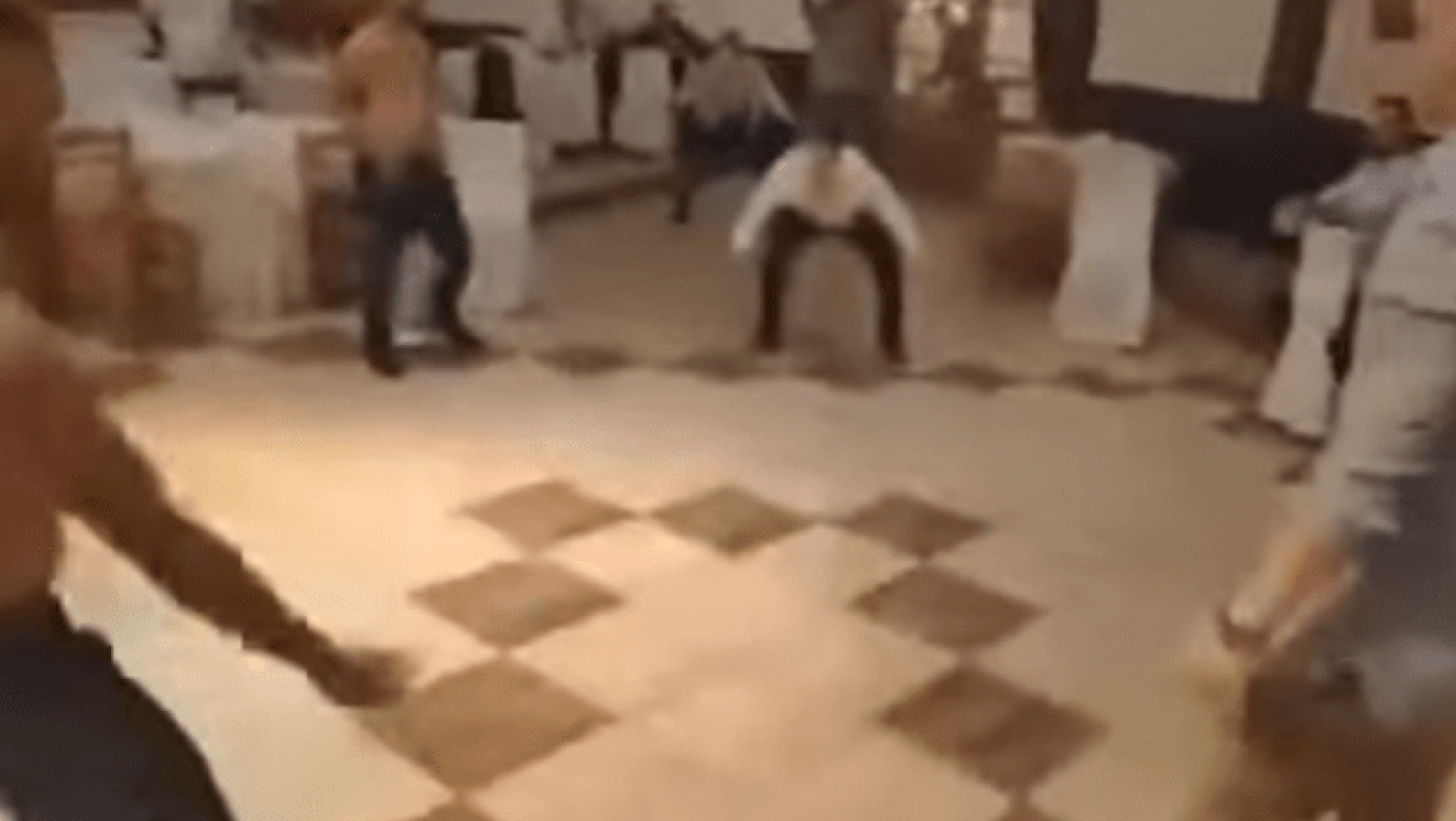 ΑΠΙΘΑΝΟ: Κουμπάρος μεράκλωσε & εκτελούσε πέναλτι σε γαμήλιο γλέντι (v)