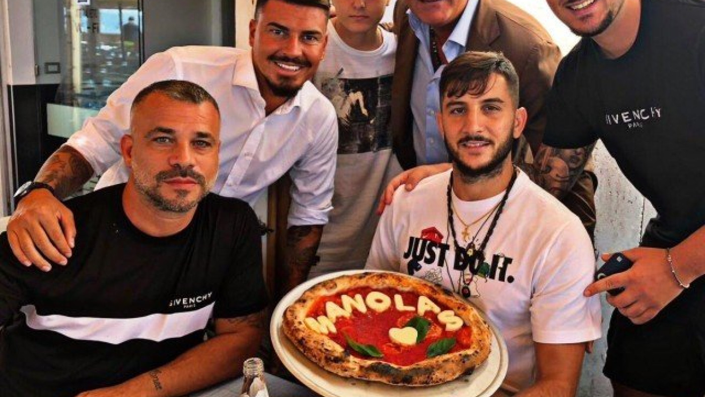 Έγινε... πίτσα ο                               Μανωλάς (pic)