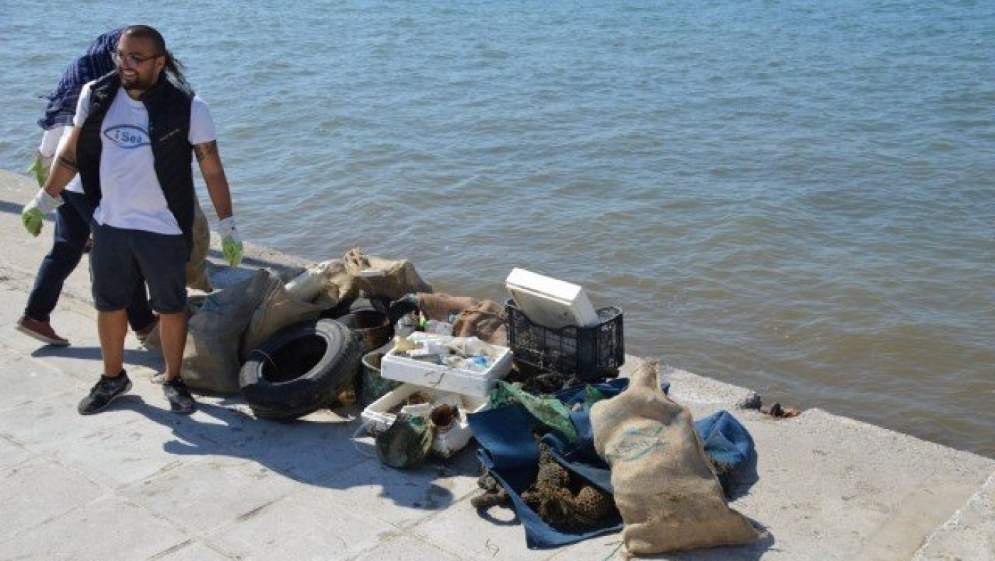 Δύτες και εθελοντές καθάρισαν τον βυθό του λιμανιού Νέας Μηχανιώνας