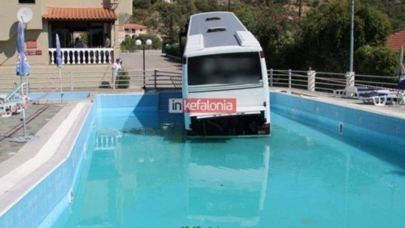 Κεφαλονιά: Λεωφορείο έπεσε σε... πισίνα!             (ΦΩΤΟ)
