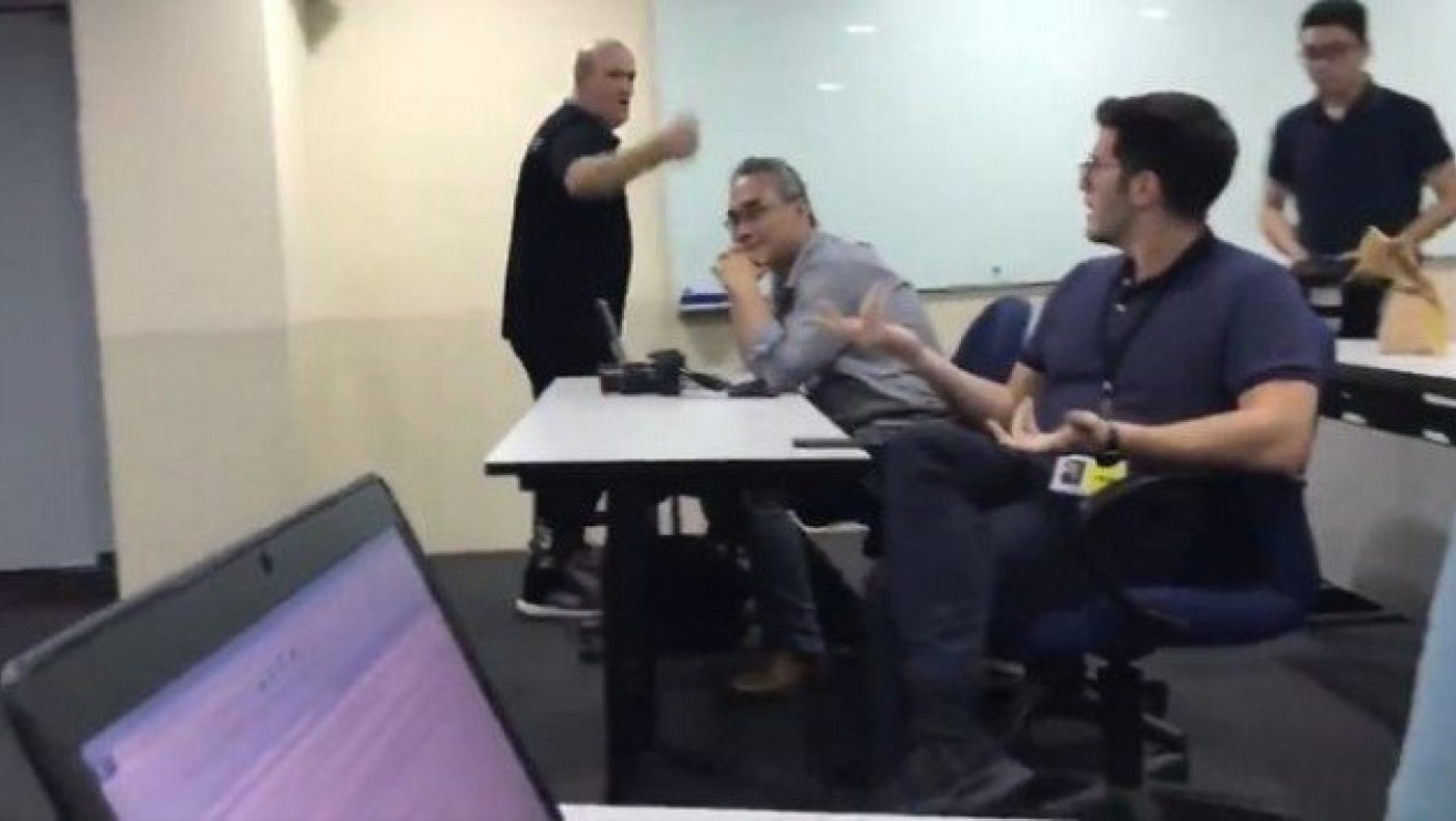 ΧΑΜΟΣ: Προπονητής ξεφεύγει και αποκαλεί δημοσιογράφο... «πουτ@@@» (v)