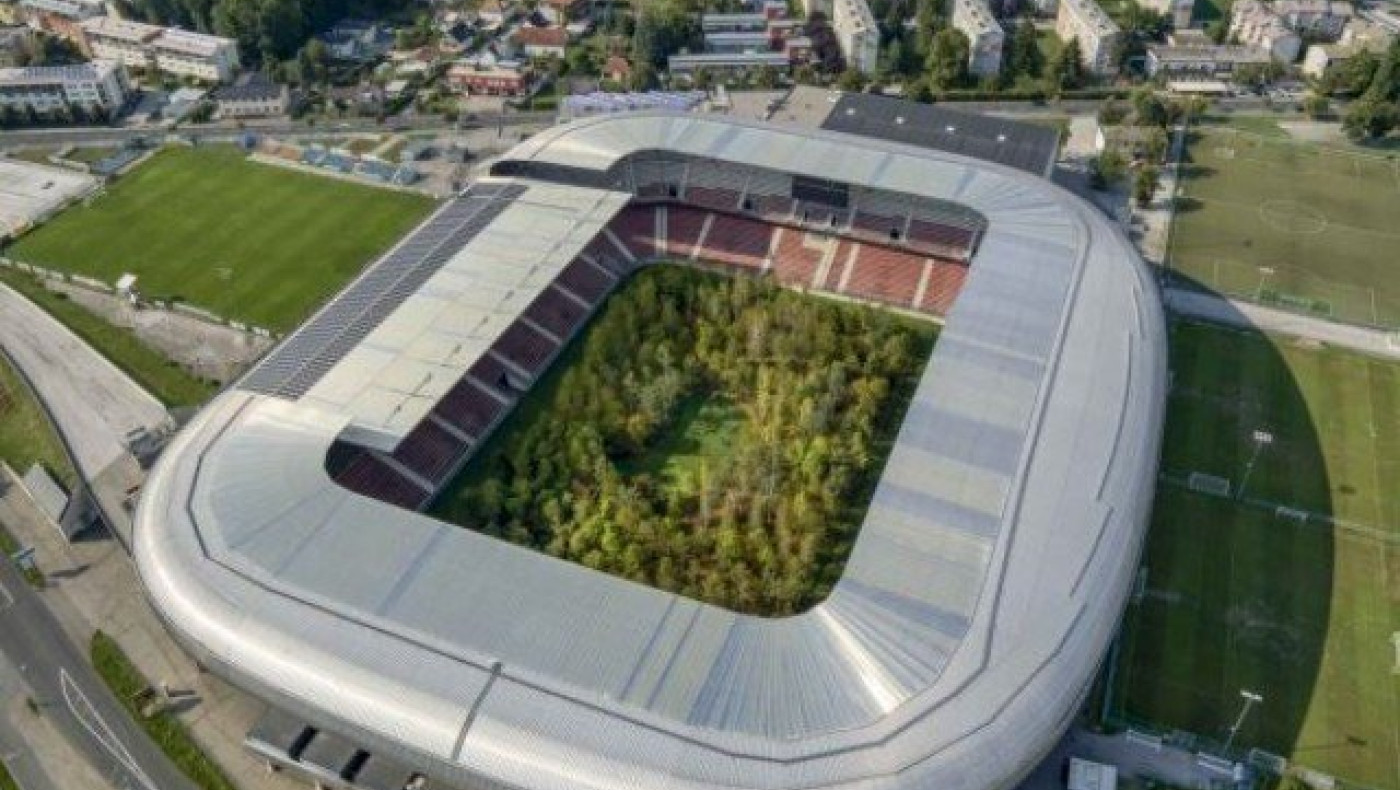 Φύτεψαν δάσος σε γήπεδο ποδοσφαίρου στην Αυστρία (vid)