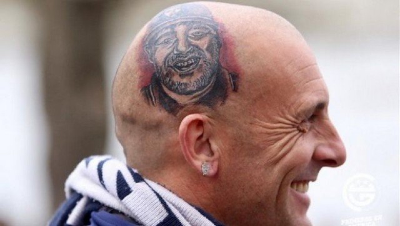 ΑΠΙΣΤΕΥΤΟ: Οπαδός της Χιμνάσια έκανε τατουάζ στο κεφάλι τον Μαραντόνα!