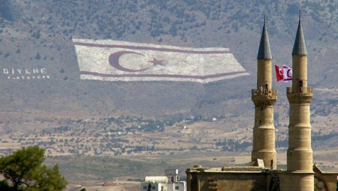 Ελληνοκύπριος κατέβασε την τουρκική σημαία σε σχολείο στα κατεχόμενα