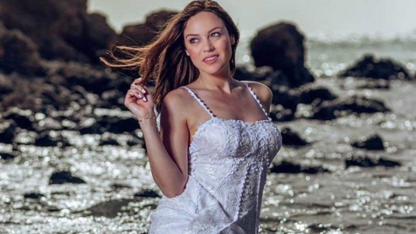 Η Μπάγια Αντωνοπούλου ποζάρει topless στον φακό του συντρόφου της(pic)