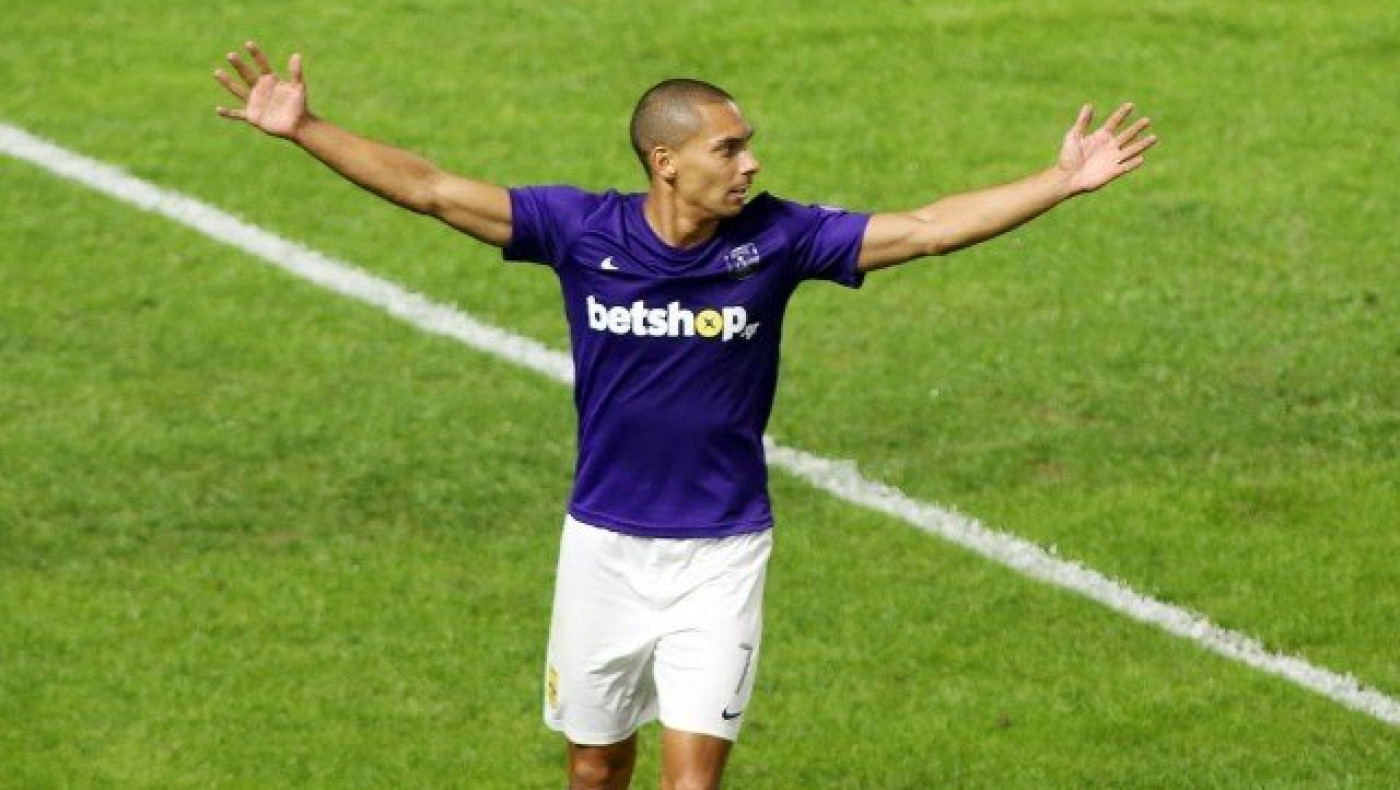 Φωνάζει για πέναλτι ο Ντιγκινί                (pics)