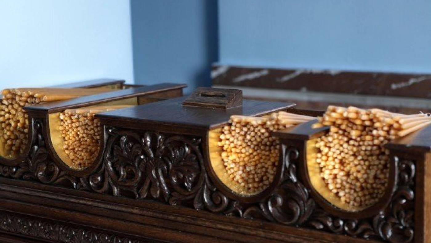 Κουμπιά και... δραχμές ρίχνουν οι πιστοί τα παγκάρια της εκκλησίας