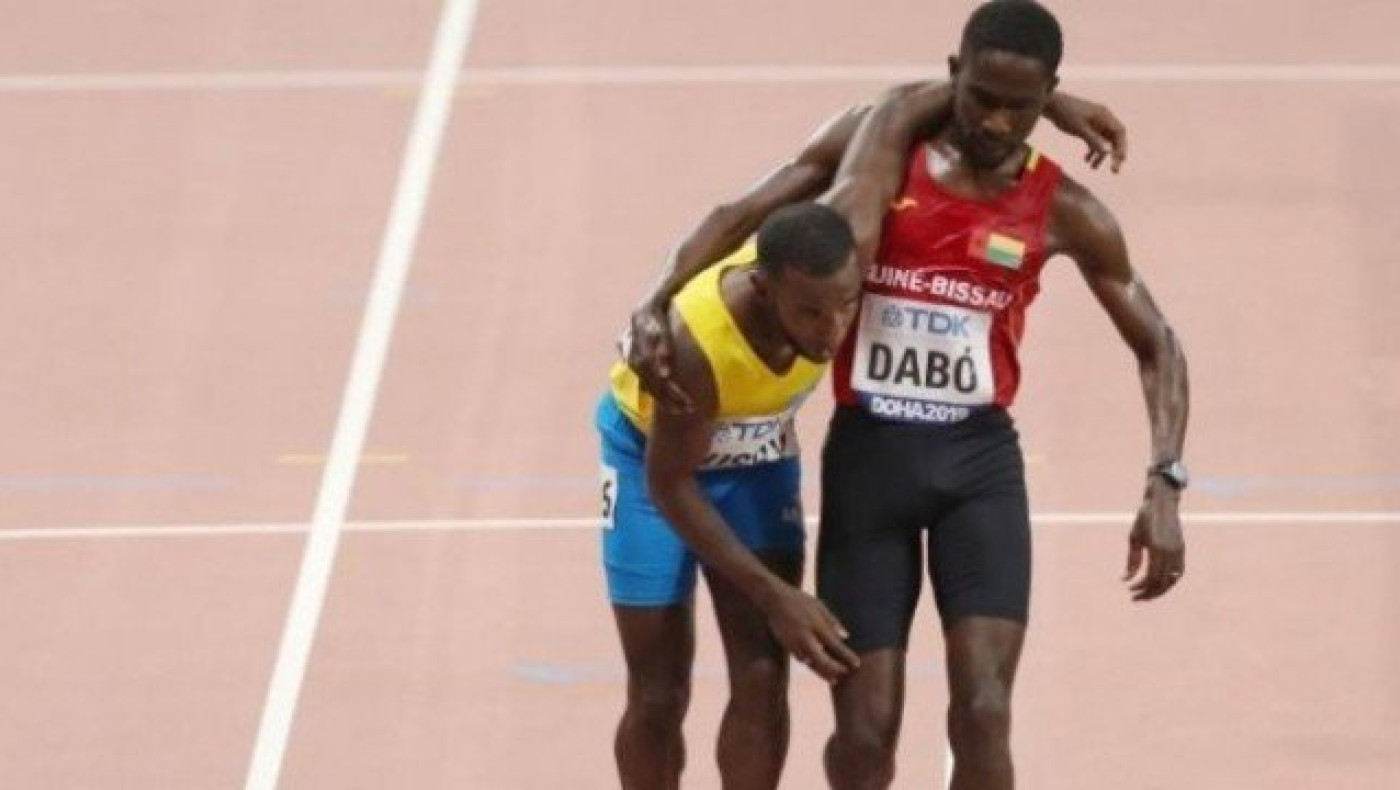 Σήκωσε τον τραυματισμένο συναθλητή του και τερμάτισαν μαζί! (video)