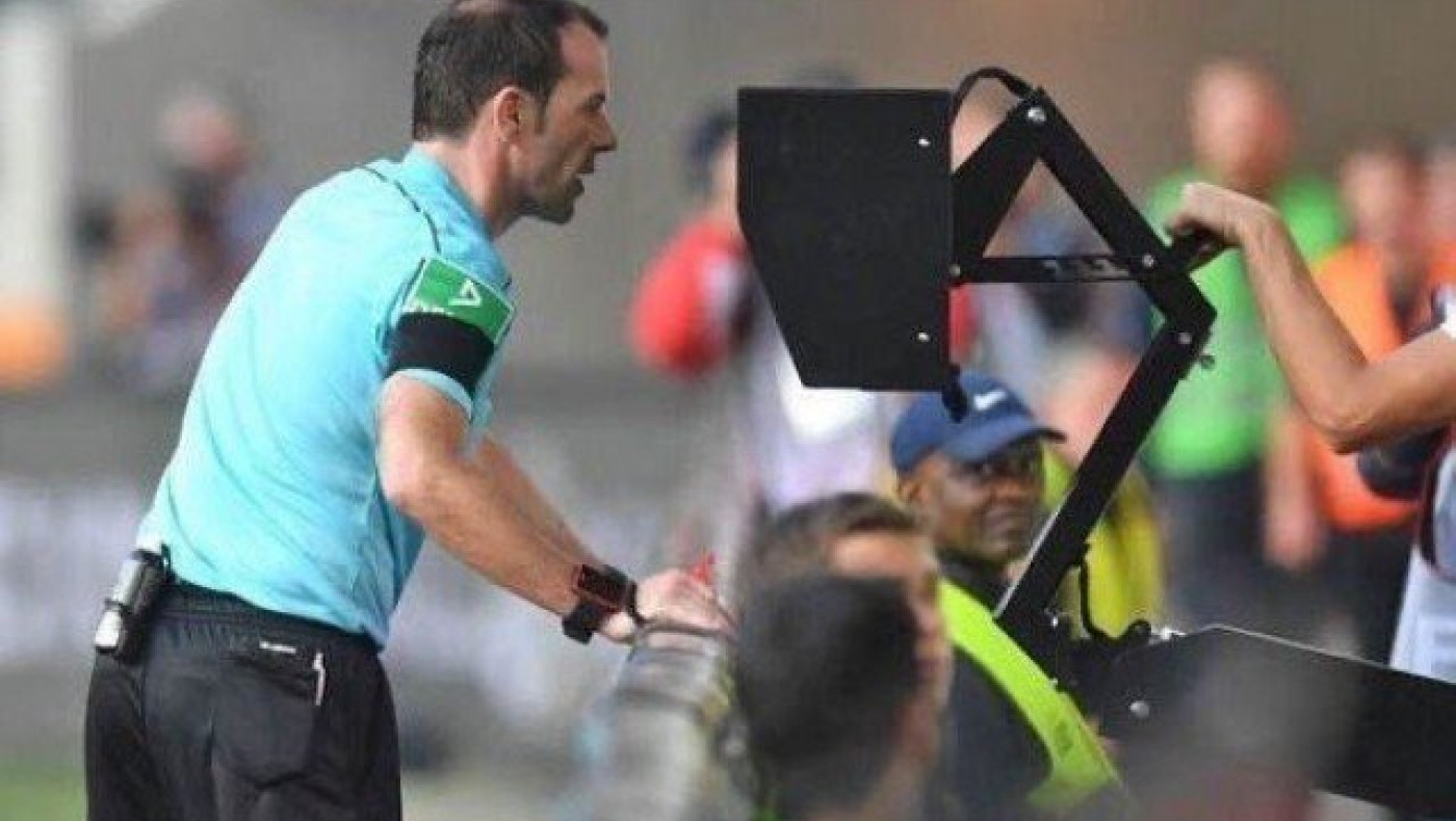 Εβγαλε την πρίζα του VAR για να φορτίσει το κινητό του