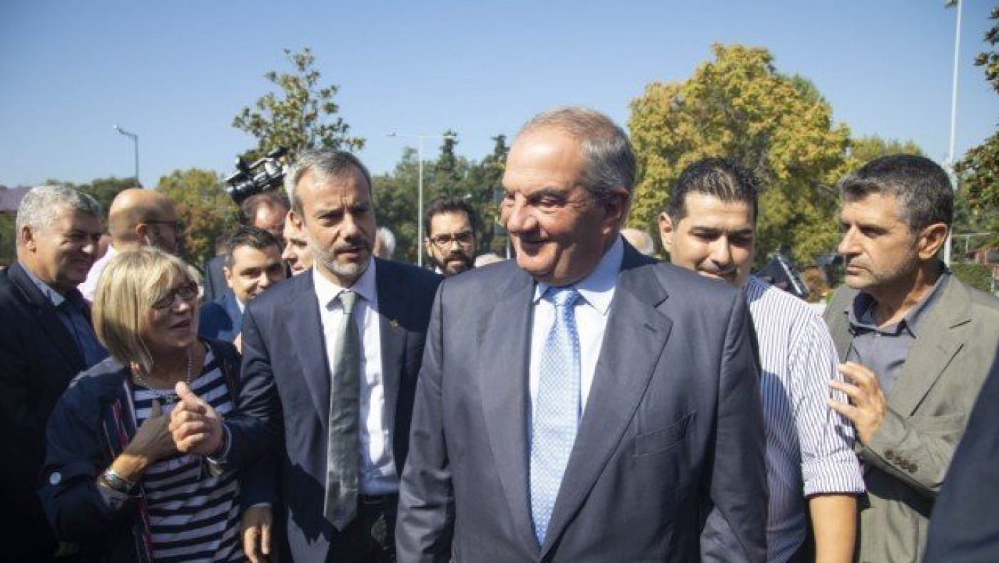 Θερμή υποδοχή Καραμανλή στο δημαρχείο            Θεσσαλονίκης