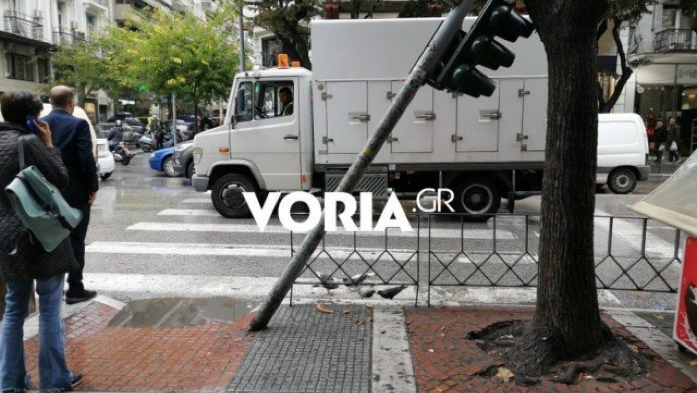 Θεσσαλονίκη: Πεζός έπεσε πάνω σε φανάρι και αυτό... έπεσε!