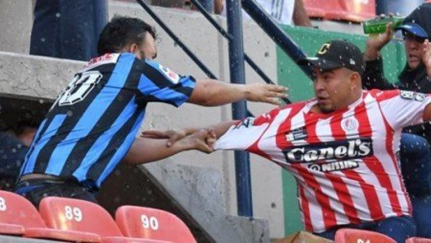 Απίστευτες σκηνές βίας σε αγώνα ποδοσφαίρου στο Μεξικό