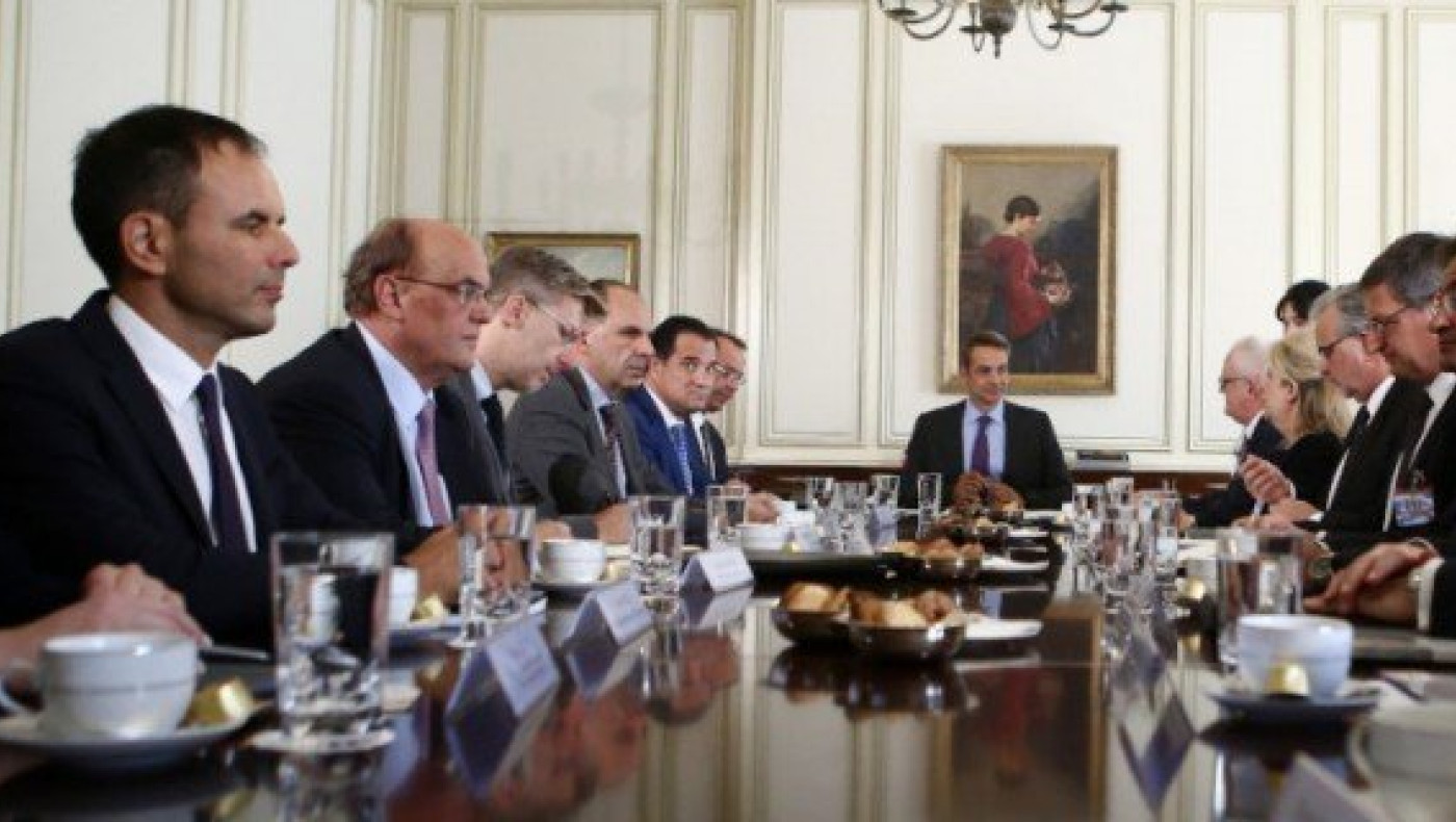 Συνάντηση Μητσοτάκη-τραπεζιτών: Προς αναθεώρηση οι τραπεζικές χρεώσεις